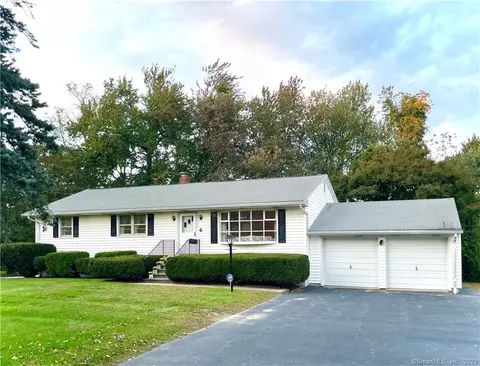 4 Macarthur Rd, Trumbull, CT 06611
