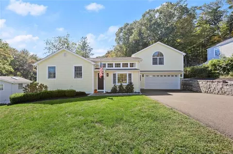 14 Wildwood Dr, Branford, CT 06405