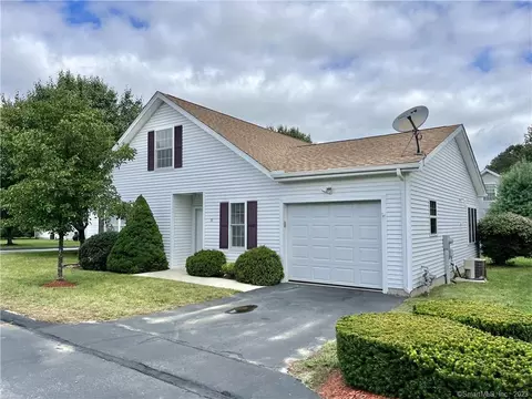 31 Trading Cove Cir #31, Norwich, CT 06360
