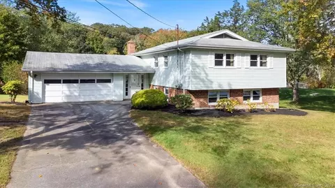 30 Meadow Dr, Ledyard, CT 06335