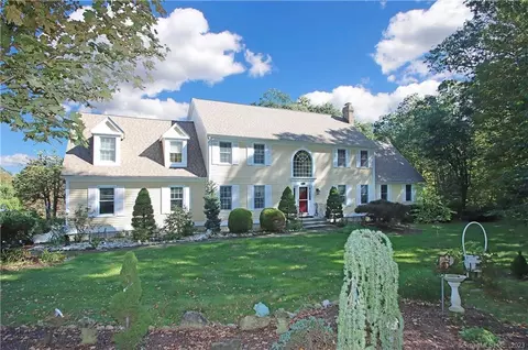 5 Castle Ln, Newtown, CT 06470