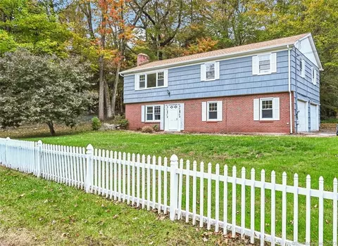 2 Seneca Rd, Danbury, CT 06811