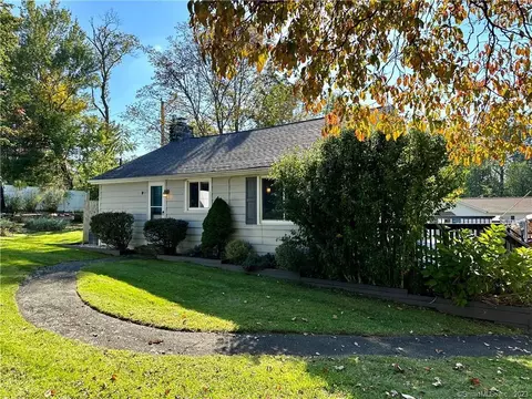 8 Hayes St, Danbury, CT 06811