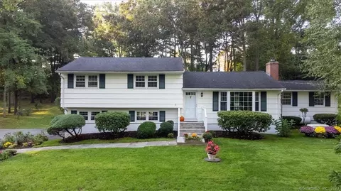 32 Woodside Rd, Guilford, CT 06437