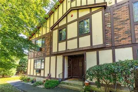 340 Foxwood Ln #340, Milford, CT 06461