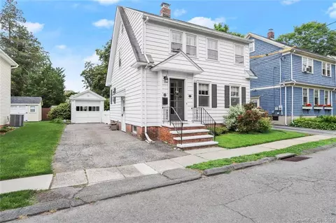 24 Winthrop Ct, Milford, CT 06460