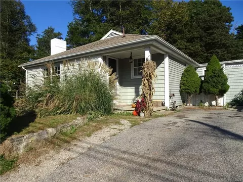 9 Totoket Rd, Waterford, CT 06375