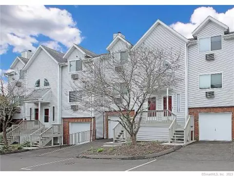 925 Oronoke Rd #20D, Waterbury, CT 06708