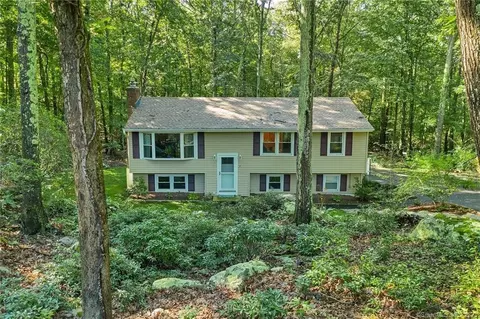 7 Bramble Bush Dr, East Lyme, CT 06357