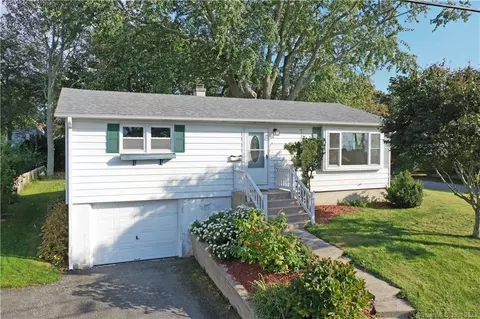 1 Salt Meadow Ln, Old Saybrook, CT 06475