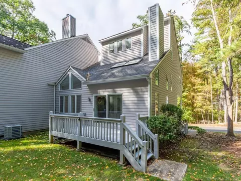 104 Winterbourne Ln #104, Canton, CT 06019