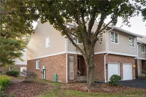 160 Hunters Ln #160, Newington, CT 06111