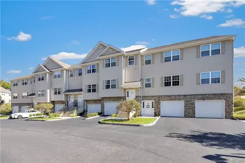 39 Riverview Ct #39, Brookfield, CT 06804