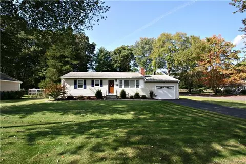 4 Randall Dr, Trumbull, CT 06611