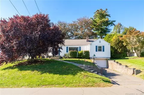 35 Foxridge Rd, West Hartford, CT 06107