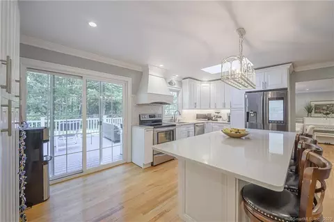 25 Acorn Hill Rd, Woodbridge, CT 06525