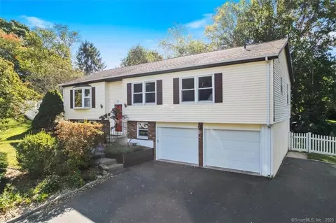 51 4th Ave, Waterford, CT 06385