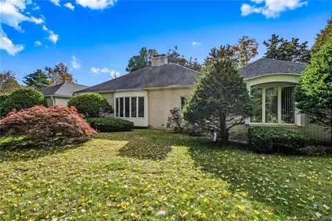 61 Flagg Rd, West Hartford, CT 06117