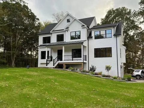 6 Blanches Walk, Newtown, CT 06470