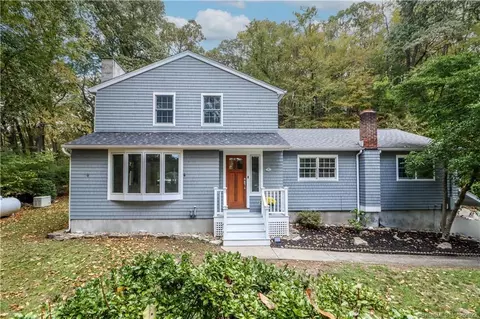 4 Twin Rocks Dr, New Fairfield, CT 06812