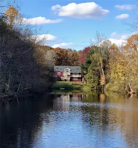 47 Cornwall Ln, Guilford, CT 06437