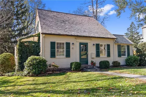 11 Main St, Newtown, CT 06470