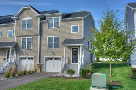 31 Park Ave #31, Stonington, CT 06355