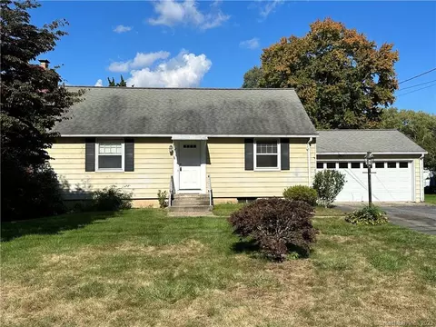 7 Laurel Glen Rd, Waterford, CT 06375