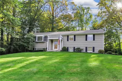 17 Brookwood Ln, Shelton, CT 06484