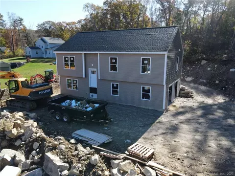 21 Tanager Ln, Gales Ferry, CT 06335