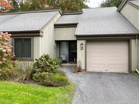 18 Heritage Crst #B, Southbury, CT 06488
