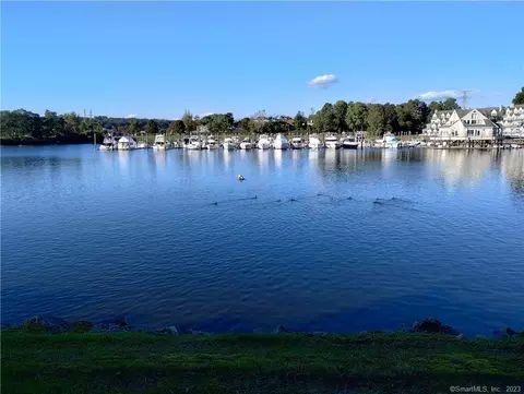 279 Popes Island Rd #D-6, Milford, CT 06461