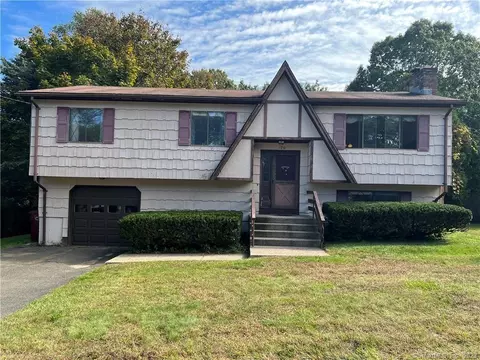 190 Crestwood Dr, Naugatuck, CT 06770