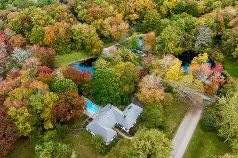 9 Tantummaheag Rd, Old Lyme, CT 06371