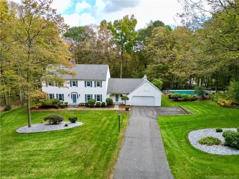 88 Deerwood Dr, Bethlehem, CT 06751