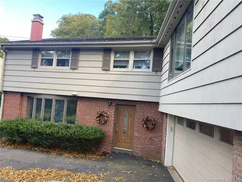 7 Deer Run Dr, West Hartford, CT 06107