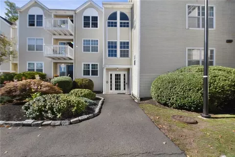 2390 State St #2S, Hamden, CT 06517