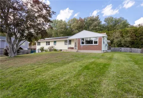 31 Savi Ave, Waterford, CT 06385