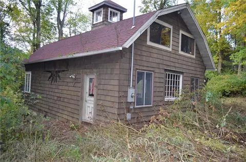 46 Pond Rd, New Hartford, CT 06057