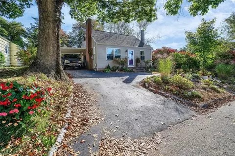 19 Stone St, Waterford, CT 06385