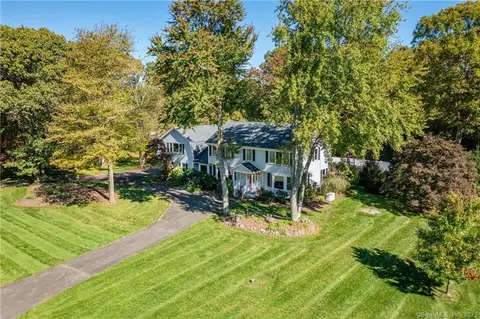 10 Cobblestone Ln, Newtown, CT 06470