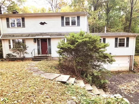22 Burnwood Dr, Bloomfield, CT 06002