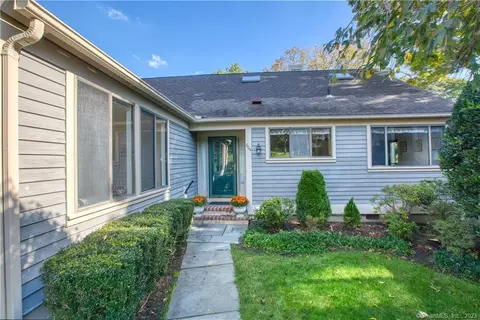 604 W Lyon Farm Dr #604, Greenwich, CT 06831