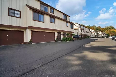 120 Essex Ct #120, Beacon Falls, CT 06403