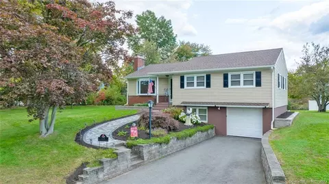 124 Westmont Dr, Middletown, CT 06457