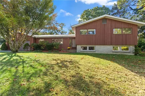 9 Laurel Hill Dr S, East Lyme, CT 06357