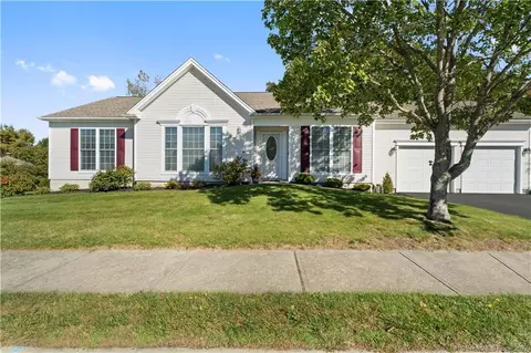 35 Beechwood Dr, Waterford, CT 06385
