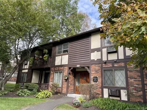15 Rollingwood Dr #15, Brookfield, CT 06804