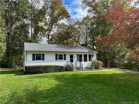 62 Manor Rd, Montville, CT 06370