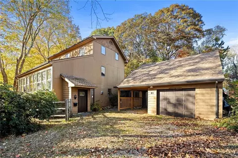 85 Cove View Rd, New London, CT 06320